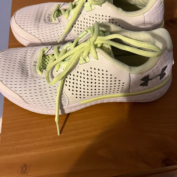 Woman’s size 7 under armour shoes - Picture 9 of 10